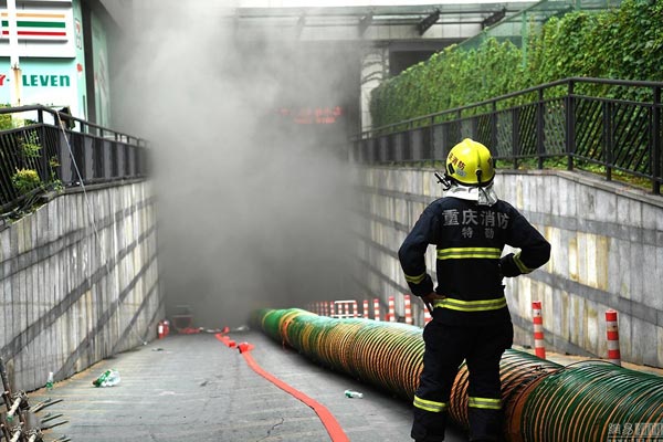 重庆主城袁家岗商场突发大火示意图