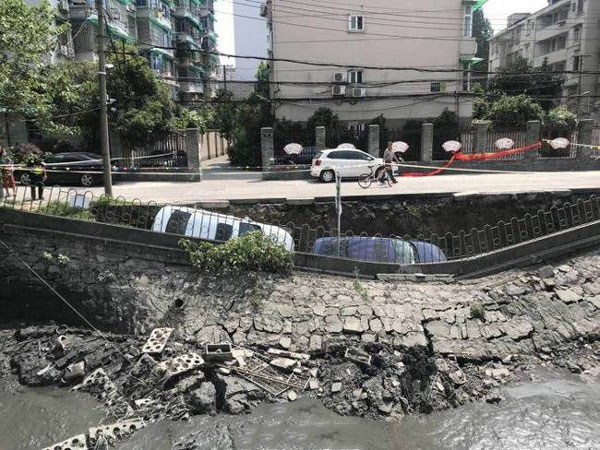 轿车侧滑倒至河岸现场示意图